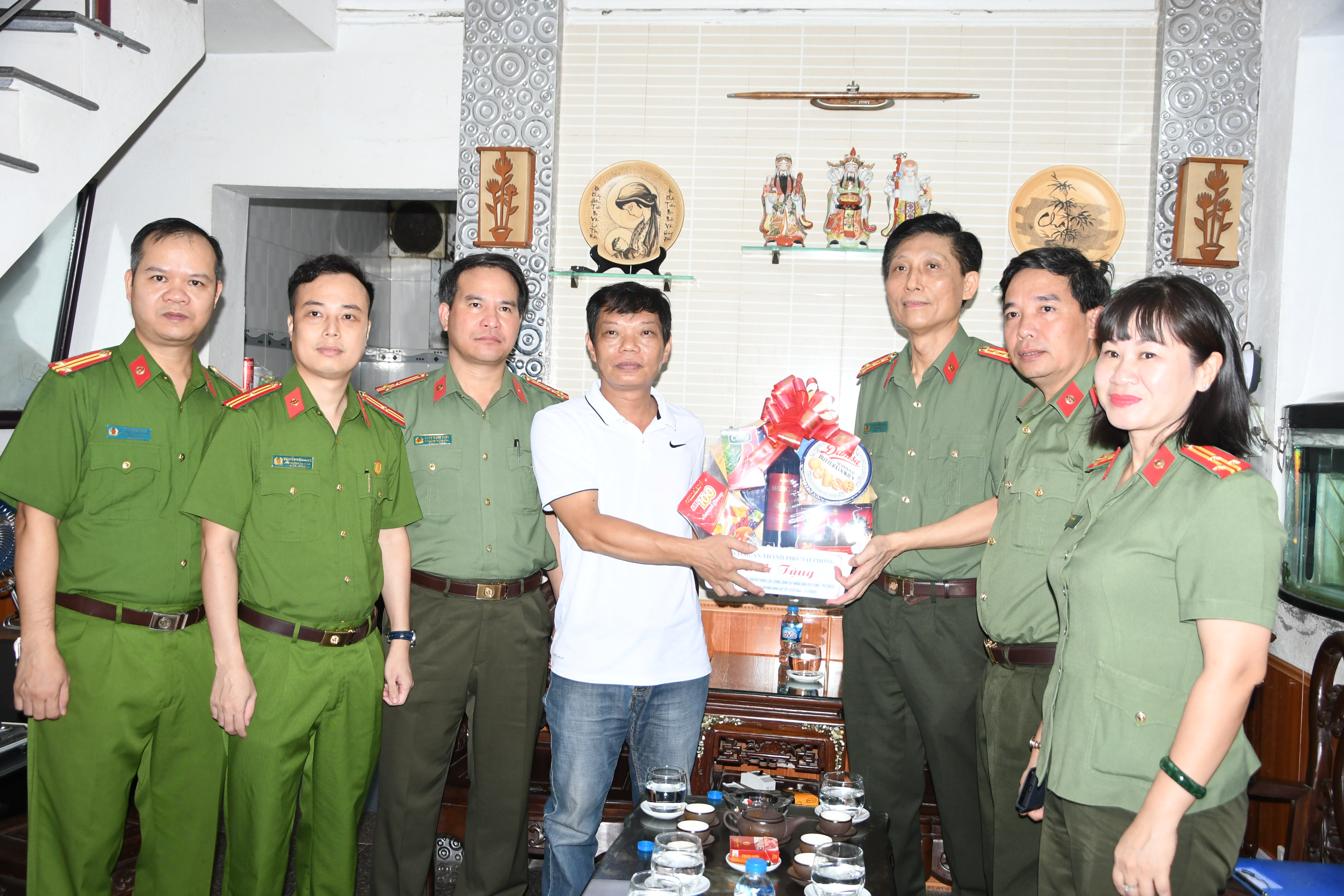 Đại tá Phạm Viết Dũng, Phó Bí thư Đảng ủy, Phó giám đốc CATP thăm, tặng quà các gia đình chính sách tiêu biểu